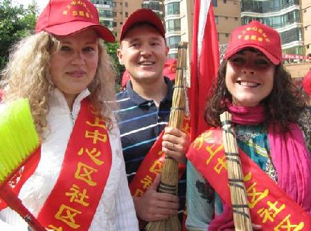 昆明關(guān)上開展“萬名志愿者進(jìn)社區(qū)清潔活動”