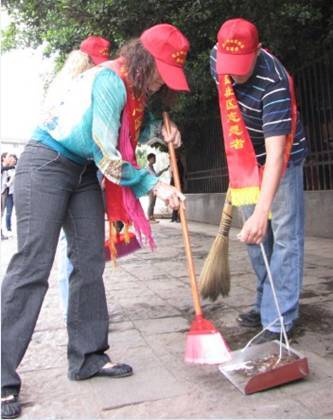 昆明關(guān)上開展“萬名志愿者進(jìn)社區(qū)清潔活動”