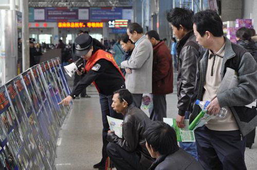 昆鐵警方以多種形式廣泛開展禁毒“流動課堂”活動