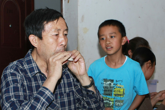 昆明：十余名小學(xué)生到文化傳習(xí)館學(xué)手藝