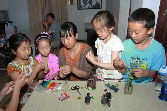 昆明：十余名小學(xué)生到文化傳習(xí)館學(xué)手藝