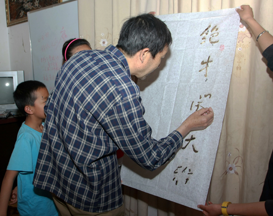 昆明：十余名小學(xué)生到文化傳習(xí)館學(xué)手藝