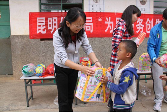 昆明市供電局給鄉村兒童節增色添彩