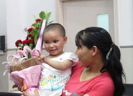 云南女孩賈萬(wàn)燕康復(fù)出院