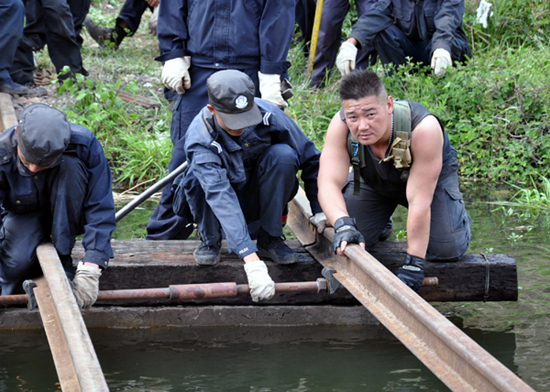 昆鐵派出所長呂剛：絲絲關(guān)懷溫暖群眾心田