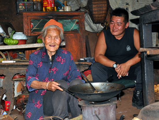 昆鐵派出所長呂剛：絲絲關(guān)懷溫暖群眾心田