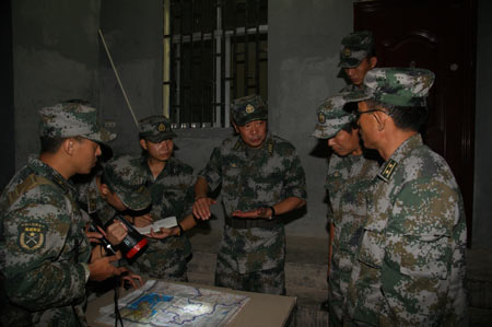 余陽(yáng):身先士卒徒步進(jìn)震中