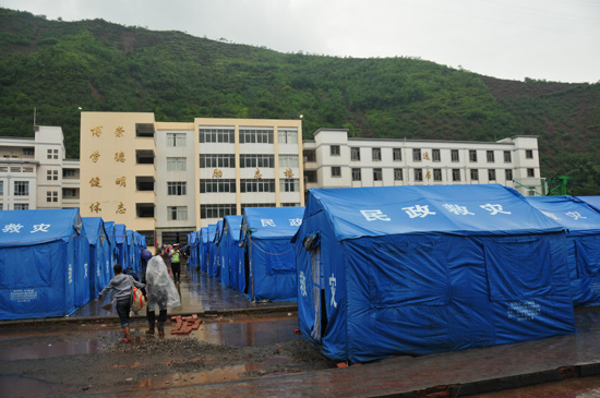彝良竭盡全力解決災民吃穿住問題
