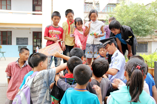 開遠(yuǎn)鐵路公安到玉蒙鐵路沿線學(xué)校開展愛路護(hù)路宣傳