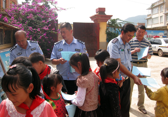 開遠(yuǎn)鐵路公安到玉蒙鐵路沿線學(xué)校開展愛路護(hù)路宣傳