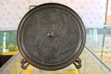 昆明東川驚現明朝傳世銅鏡 藏主欲上華豫之門鑒寶