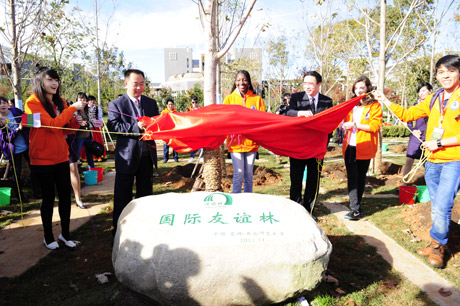 云南:中外學(xué)子共植友誼林