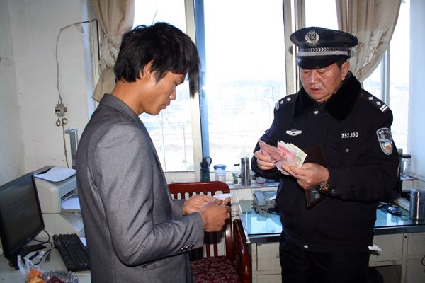 昆鐵警方羅平站派出所民警找回遺失物品