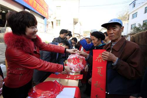 云南巧家開展“迎新春送春聯”活動受歡迎