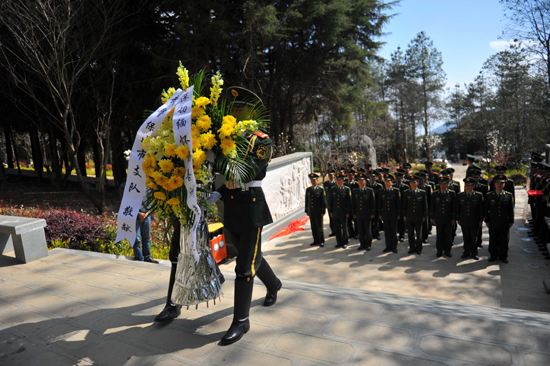 武警保山支隊機(jī)關(guān)干部到善洲林場礪“煉”黨性