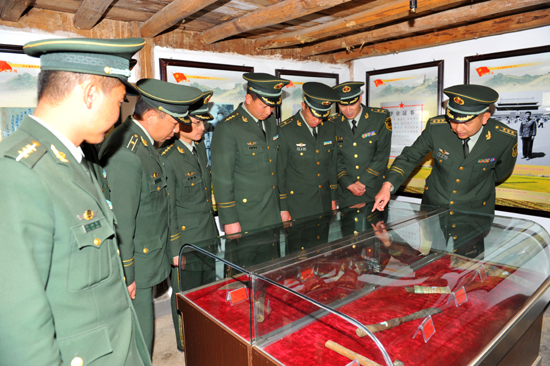 武警保山支隊機(jī)關(guān)干部到善洲林場礪“煉”黨性