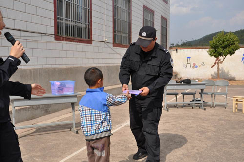 “打擂”游戲寓教于樂 護(hù)路宣傳走進(jìn)校園