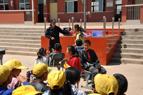 “打擂”游戲寓教于樂 護路宣傳走進校園