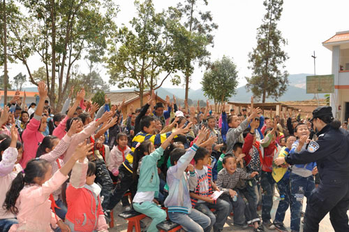 “打擂”游戲寓教于樂 護路宣傳走進校園