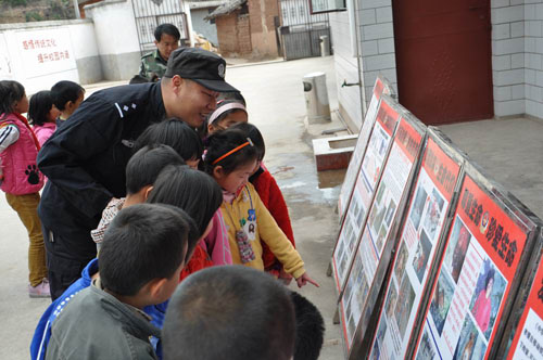 “打擂”游戲寓教于樂 護(hù)路宣傳走進(jìn)校園