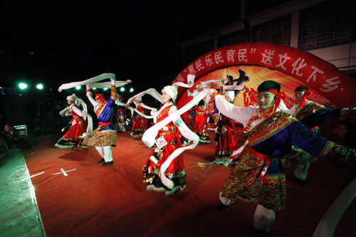 云南巧家送戲下鄉村民樂開懷