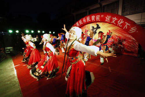 云南巧家送戲下鄉村民樂開懷