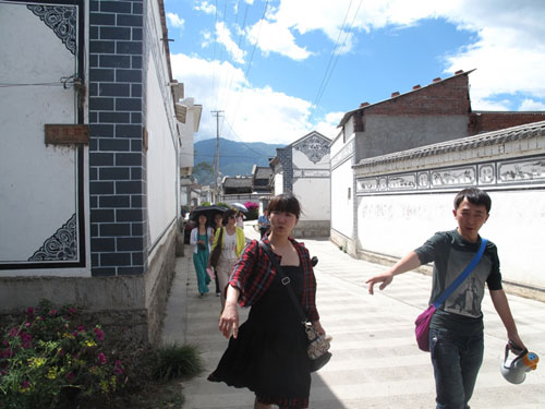 全國(guó)網(wǎng)媒記者采訪洱海湖濱新村——白族聚居村落古生村