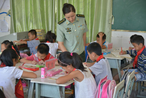 邊防官兵當(dāng)起愛(ài)民固邊模范學(xué)校“兼職”教師