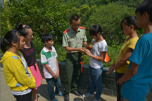邊防官兵當(dāng)起愛(ài)民固邊模范學(xué)校“兼職”教師