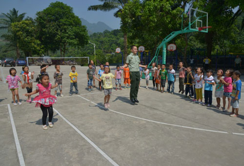 邊防官兵當(dāng)起愛(ài)民固邊模范學(xué)校“兼職”教師