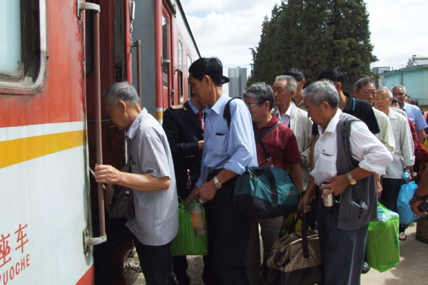 五十八名離退休老黨員民警感受鐵路發展