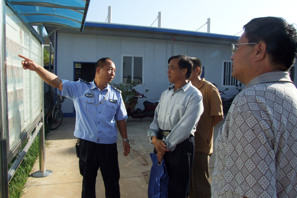 五十八名離退休老黨員民警感受鐵路發展