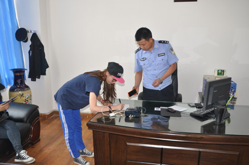 乘車入廁手機掉出車外 鐵警連夜搜索及時找回