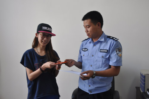 乘車入廁手機掉出車外 鐵警連夜搜索及時找回