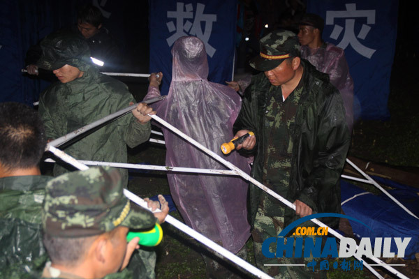 迪慶：武警云南總隊百余名官兵冒雨晝夜奮戰災區搶險救災