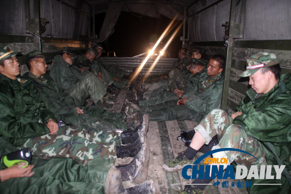 迪慶：武警云南總隊百余名官兵冒雨晝夜奮戰災區搶險救災