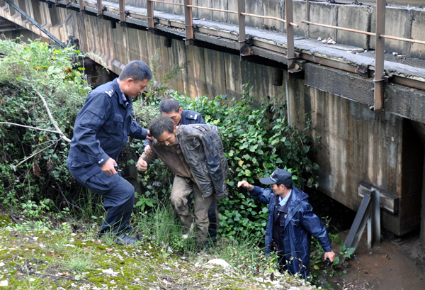老鄉暈倒鐵路旁 鐵警救助受贊譽