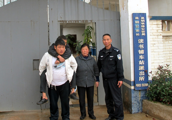 老鄉暈倒鐵路旁 鐵警救助受贊譽