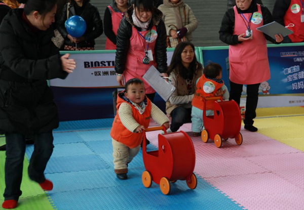昆明登康嬰幼兒用品有限公司向貧困母嬰捐贈(zèng)資金及物資
