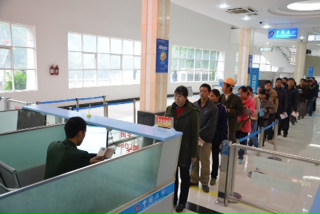 云南天保邊檢官兵舉行升旗儀式喜迎新年