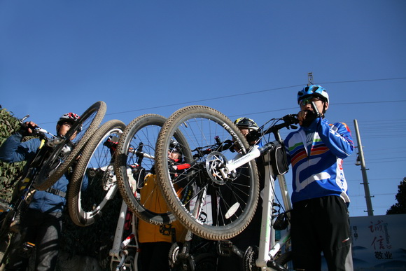 昆明東火車站：綠色騎行 “馬”上出發（圖）