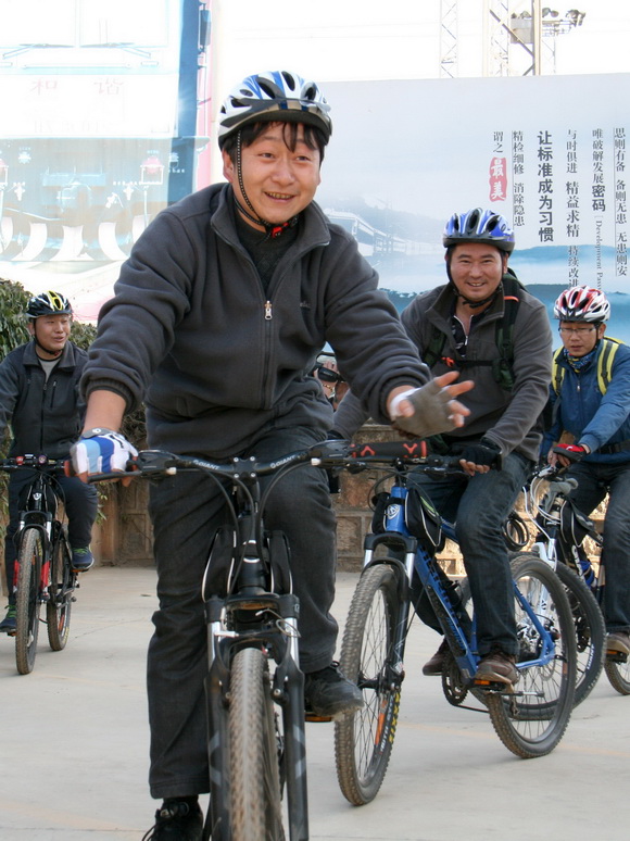 昆明東火車站：綠色騎行 “馬”上出發（圖）