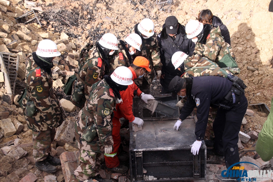 香格里拉獨克宗古城災后一片廢墟 駐地警民緊張投入災后清理工作