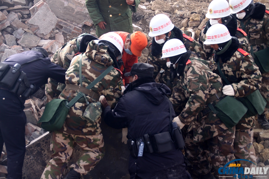 香格里拉獨克宗古城災后一片廢墟 駐地警民緊張投入災后清理工作