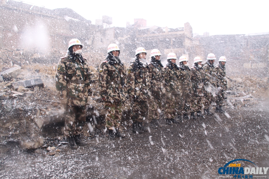 香格里拉獨(dú)克宗古城災(zāi)后一片廢墟 駐地警民緊張投入災(zāi)后清理工作