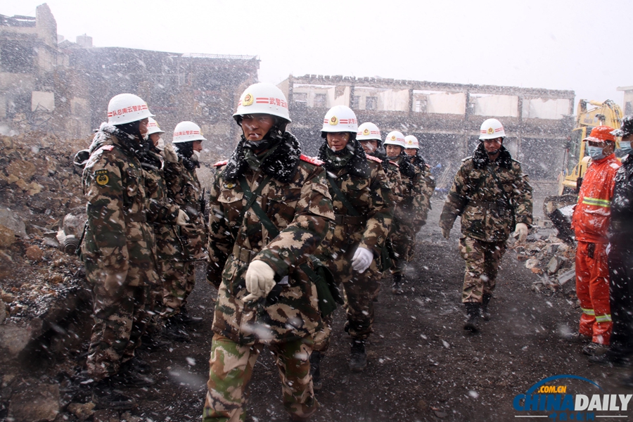 香格里拉獨克宗古城災后一片廢墟 駐地警民緊張投入災后清理工作