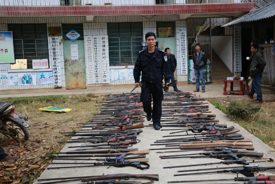 云南勐海縣曼岡村村民主動上繳私藏槍支
