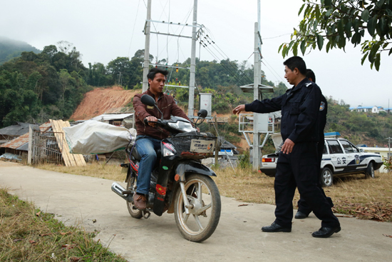 云南勐海縣曼岡村村民主動上繳私藏槍支