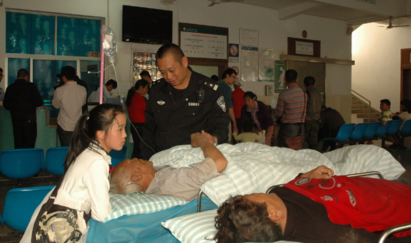 云南西雙版納野象谷景區野象無意撞傷2名游客