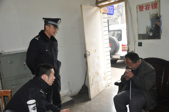 盲人男子為訪友冒險走鐵路 昆明鐵警盡職責暖心現其愿